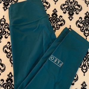 Fleo leggings - medium 21” crop